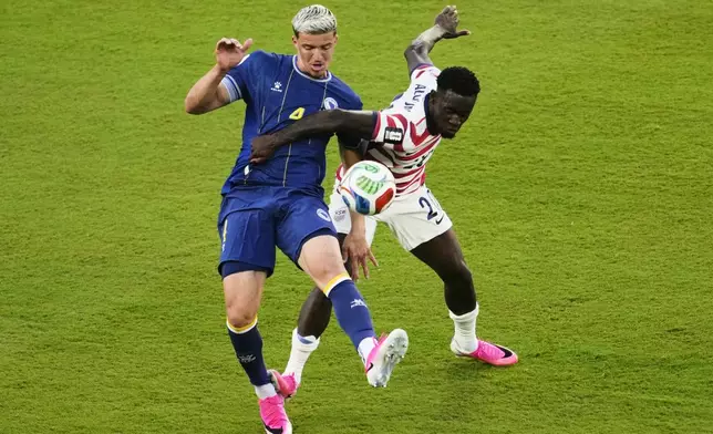 United States' Folarin Balogun (20) fouls Bosnia's Tarik Muharemovic (4), resulting in a red card go Balogun, during the World Cup round of 32 soccer match between the United States and Bosnia in Santa Clara, Calif., near San Francisco, Wednesday, July 1, 2026. (AP Photo/Jeff Chiu)