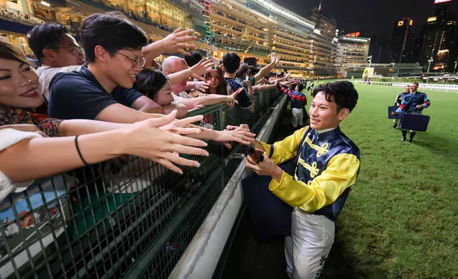 Jockeys hand out mini horse plushies at the Season Finale to thank racing fans for their support as the 2025/26 season draws to a close. Photo source: HKJC