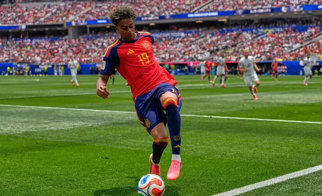 Spain's Lamine Yamal (19) stops the ball during the World Cup round of 32 soccer match between Spain and Austria in Inglewood, Calif., near Los Angeles, Thursday, July 2, 2026. (AP Photo/Gregory Bull)