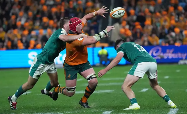 Australia's Harry Wilson, centre, passes the ball during the Nations Championship rugby international between Australia and Ireland in Sydney, Saturday July, 4, 2026. (AP Photo/Mark Baker)