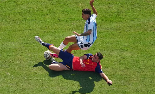 Spain's Aymeric Laporte (14) tackles Argentina's Gonzalo Montiel (4) during the World Cup final soccer match between Spain and Argentina in East Rutherford, N.J., near New York, Sunday, July 19, 2026. (AP Photo/Matt Rourke)