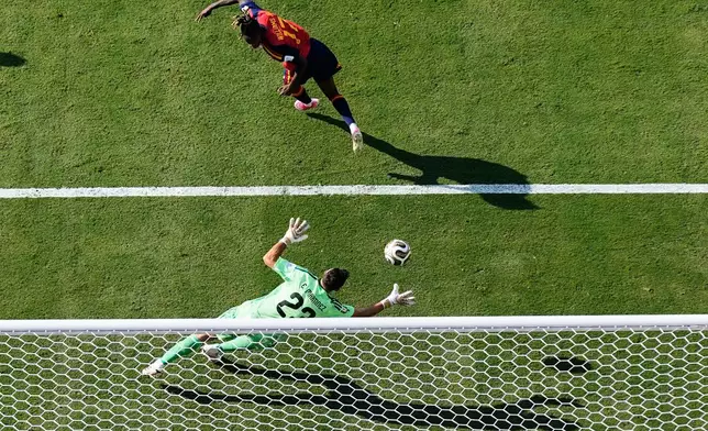 Argentina goalkeeper Emiliano Martinez (23) makes a save against Spain's Nico Williams (17) during the World Cup final soccer match between Spain and Argentina in East Rutherford, N.J., near New York, Sunday, July 19, 2026. (AP Photo/Matt Slocum)