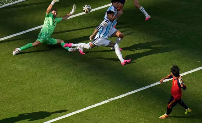 Spain's Ferran Torres (7) scores the opening goal of his team during the World Cup final soccer match between Spain and Argentina in East Rutherford, N.J., near New York, Sunday, July 19, 2026. (AP Photo/Seth Wenig)