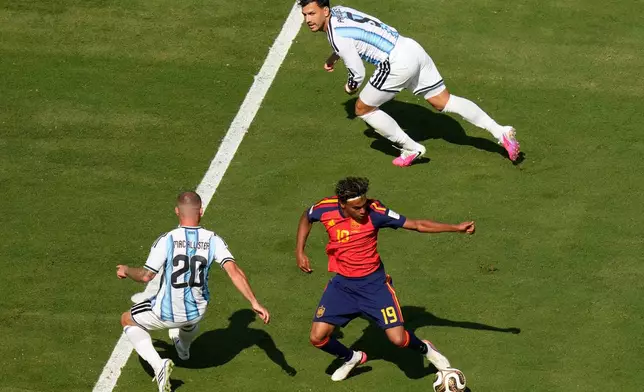 Spain's Lamine Yamal (19) controls the ball as Argentina's Alexis Mac Allister (20) tries to stop him during the World Cup final soccer match between Spain and Argentina in East Rutherford, N.J., near New York, Sunday, July 19, 2026. (AP Photo/Seth Wenig)