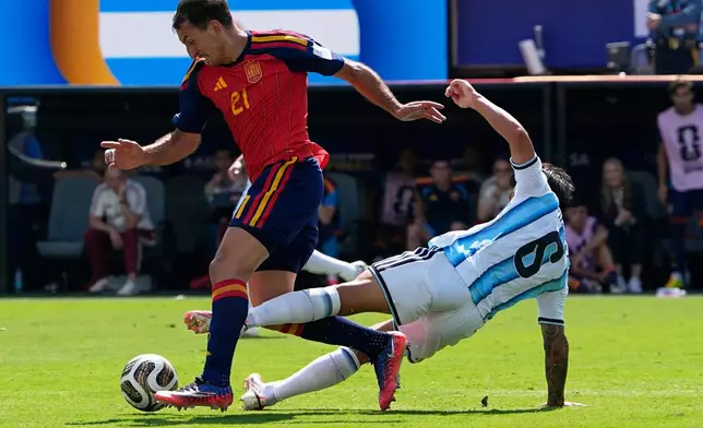 Spain's Mikel Oyarzabal (21) is challenged by Argentina's Lisandro Martinez (6) during the World Cup final soccer match between Spain and Argentina in East Rutherford, N.J., near New York, Sunday, July 19, 2026. (AP Photo/Frank Franklin II)