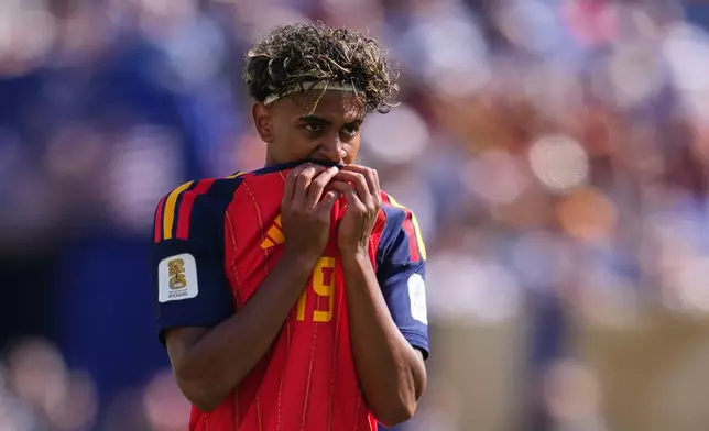 Spain's Lamine Yamal (19) competes during the World Cup final soccer match between Spain and Argentina in East Rutherford, N.J., near New York, Sunday, July 19, 2026. (AP Photo/Abbie Parr)