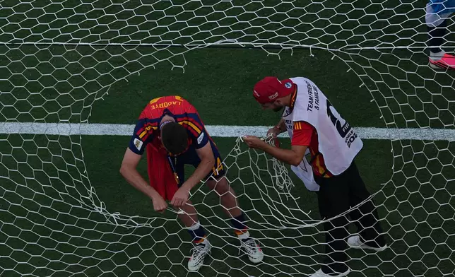 Spain's Aymeric Laporte (14) cuts the net afterthe World Cup final soccer match between Spain and Argentina in East Rutherford, N.J., near New York, Sunday, July 19, 2026. (AP Photo/Matt Rourke)