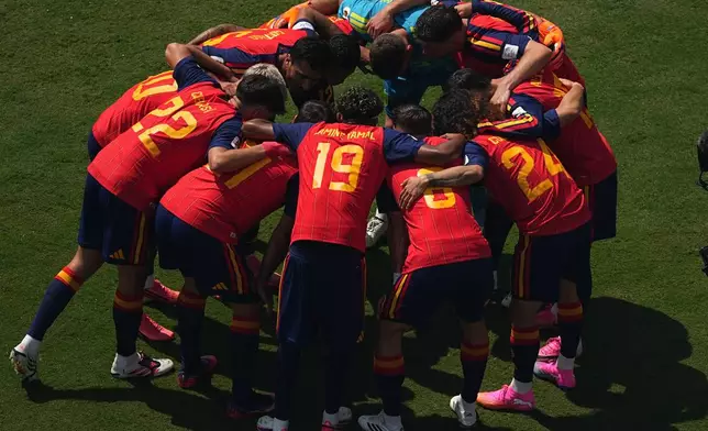 Spanish players huddle beofre the World Cup final soccer match between Spain and Argentina in East Rutherford, N.J., near New York, Sunday, July 19, 2026. (AP Photo/Matt Rourke)