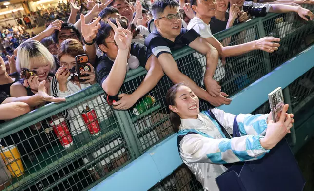 Jockeys hand out mini horse plushies at the Season Finale to thank racing fans for their support as the 2025/26 season draws to a close. Photo source: HKJC