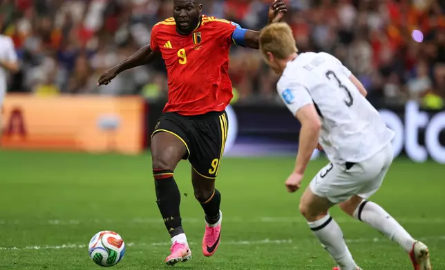 Belgium's Romelu Lukaku (9) drives towards New Zealand's Francis de Vries (3) during the World Cup Group G soccer match between New Zealand and Belgium in Vancouver, British Columbia, Friday, June 26, 2026. (AP Photo/Kaleb Tatum)
