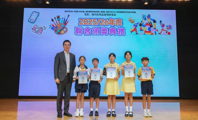 The Office for Film, Newspaper and Article Administration held the prize presentation ceremony for the "Healthy Student Video Contest 2026", the "'Control of Obscene and Indecent Articles Ordinance' Slogan and Colouring Competition 2025-26" and the "Healthy Mobile App Sticker Design Competition” today (July 4). Photo shows the guest with the winners of the "Healthy Student Video Contest 2026". Source: HKSAR Government Press Releases