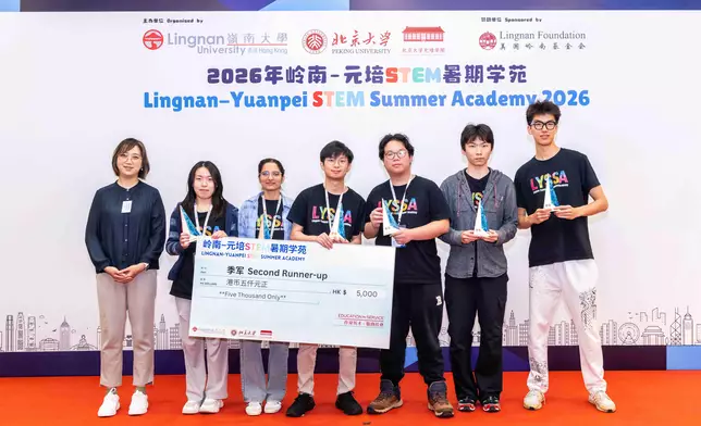 The “AI Cognitive Training Device for Elderly with Mild Cognitive Impairment” team receives the second runner-up prize from Ms Lillian Li, Executive Director of the Social Impact Partners (first left).