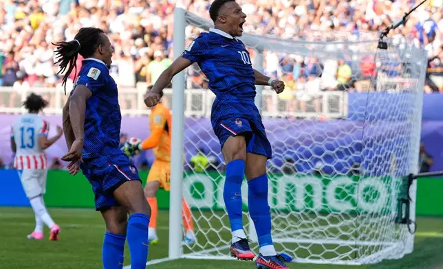 France's Kylian Mbappe celebrates after scoring from the penalty spot the opening goal during the World Cup round of 16 soccer match between Paraguay and France in Philadelphia, Saturday, July 4, 2026. (AP Photo/Matt Slocum)