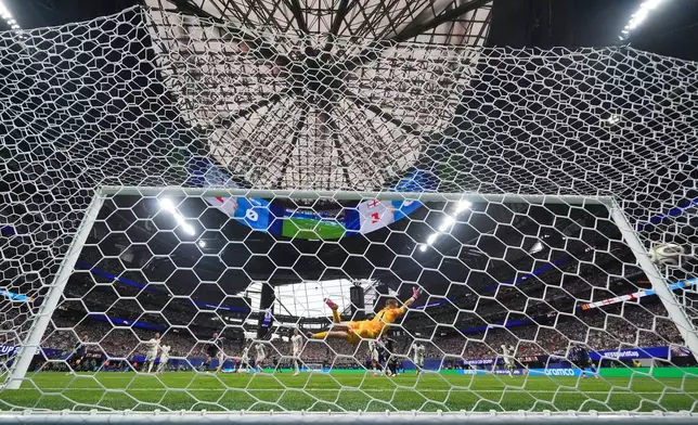 England goalkeeper Jordan Pickford (1) looks back as Argentina's Enzo Fernandez (24) scores their first goal during the World Cup semifinal soccer match between England and Argentina in Atlanta, Wednesday, July 15, 2026. (AP Photo/Rebecca Blackwell)