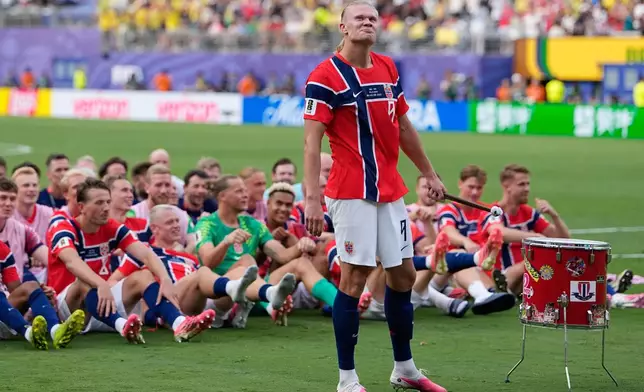 Norway's Erling Haaland (9) leads the team as they participate in a viking boat row after the World Cup round of 16 soccer match between Brazil and Norway in East Rutherford, N.J., near New York, Sunday, July 5, 2026. (AP Photo/Frank Franklin II)