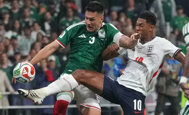 England's Jude Bellingham (10) battles for the ball with Mexico's Cesar Montes (3) during the World Cup round of 16 soccer match between Mexico and England in Mexico City, Sunday, July 5, 2026. (AP Photo/Eduardo Verdugo)
