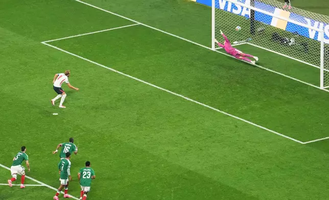 England's Harry Kane (9) scores a goal from the penalty spot during the World Cup round of 16 soccer match between Mexico and England in Mexico City, Sunday, July 5, 2026. (AP Photo/Fernando Llano)