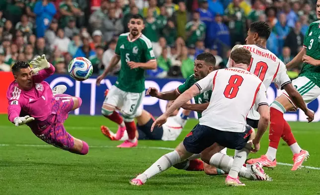 England's Jude Bellingham (10) scores his team's second goal during the World Cup round of 16 soccer match between Mexico and England in Mexico City, Sunday, July 5, 2026. (AP Photo/Natacha Pisarenko)