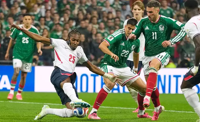 England's Djed Spence (25) blocks a shot from Mexico's Santiago Gimenez (11) during the World Cup round of 16 soccer match between Mexico and England in Mexico City, Sunday, July 5, 2026. (AP Photo/Natacha Pisarenko)