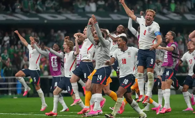 England players celebrate after winning the World Cup round of 16 soccer match between Mexico and England in Mexico City, Sunday, July 5, 2026. (AP Photo/Eduardo Verdugo)