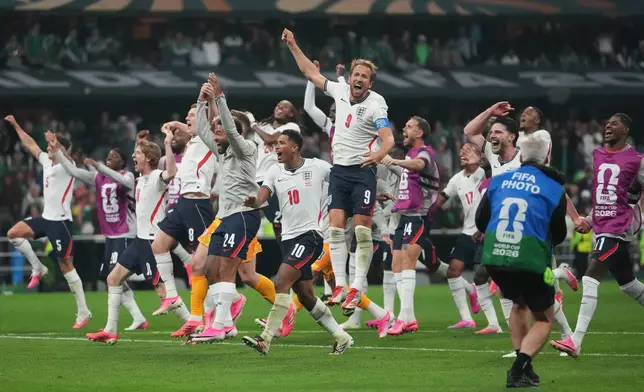 England players celebrate after the World Cup round of 16 soccer match between Mexico and England in Mexico City, Sunday, July 5, 2026. (AP Photo/Eduardo Verdugo)