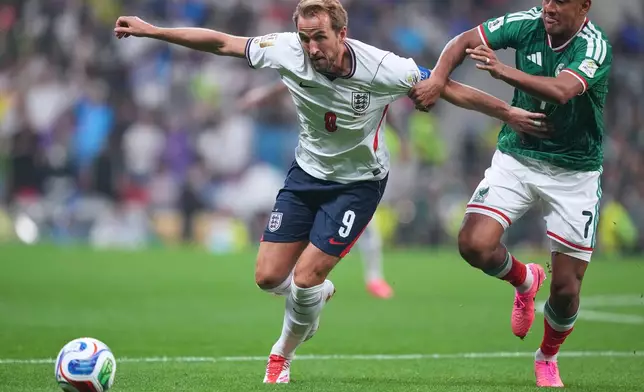 England's Harry Kane, left, and Mexico's Luis Romo compete for possession during the World Cup round of 16 soccer match between Mexico and England in Mexico City, Sunday, July 5, 2026. (AP Photo/Moises Castillo)