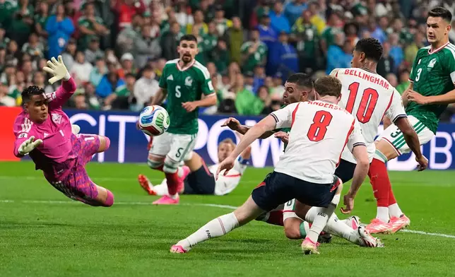 England's Jude Bellingham (10) scores his team's second goal during the World Cup round of 16 soccer match between Mexico and England in Mexico City, Sunday, July 5, 2026. (AP Photo/Natacha Pisarenko)