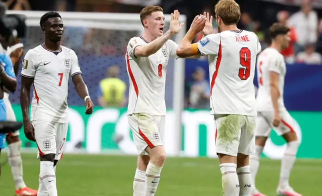 England's Harry Kane (9) celebrates with teammate Elliot Anderson at the end of the World Cup round of 32 soccer match between England and Congo in Atlanta, Wednesday, July 1, 2026. (AP Photo/Erik S. Lesser)