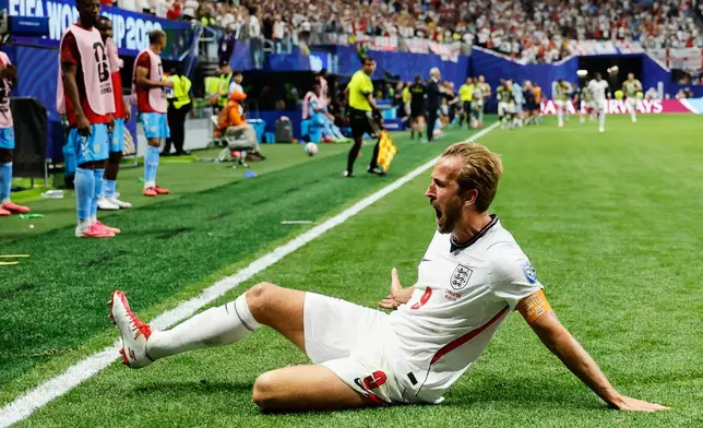 England's Harry Kane (9) celebrates scoring their second goal during the World Cup round of 32 soccer match between England and Congo in Atlanta, Wednesday, July 1, 2026. (AP Photo/Erik S. Lesser)