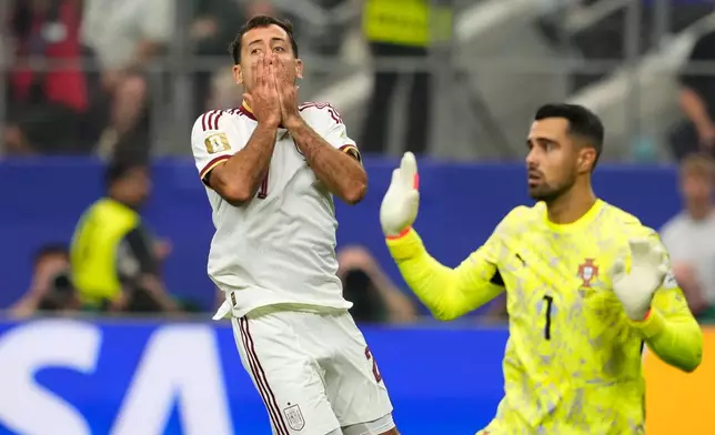 Spain's Mikel Oyarzabal (21) reacts after he missed to score during the World Cup round of 16 soccer match between Portugal and Spain in Arlington, Texas, near Dallas, Monday, July 6, 2026. (AP Photo/Tony Gutierrez)