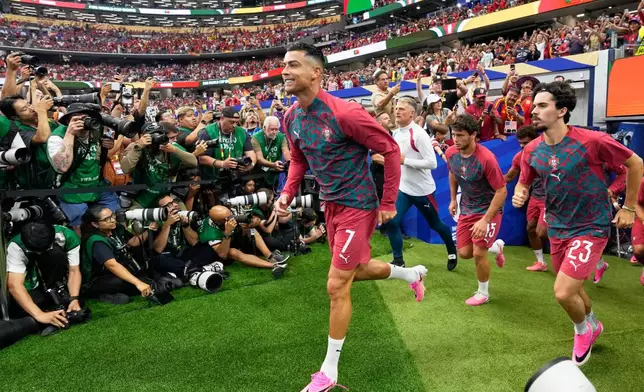 Portugal's Cristiano Ronaldo (7) arrives for warm up ahead of the World Cup round of 16 soccer match between Portugal and Spain in Arlington, Texas, near Dallas, Monday, July 6, 2026. (AP Photo/Tony Gutierrez)
