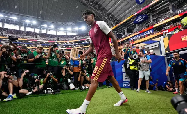 Spain's Lamine Yamal comes out to the pitch for warmup before the World Cup semifinal soccer match between France and Spain in Arlington, Texas, near Dallas, Tuesday, July 14, 2026. (AP Photo/Ashley Landis)