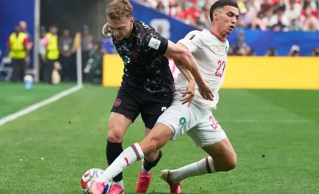 Canada's Alistair Johnston, left, and Morocco's Bilal El Khannouss fight for the ball during the World Cup round of 16 soccer match in Houston, Saturday, July 4, 2026. (AP Photo/David J. Phillip)