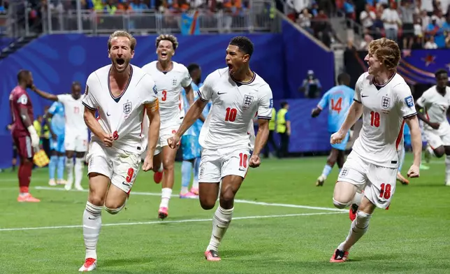 England's Harry Kane (9) celebrates after scoring his side's first goal next to his teammate Jude Bellingham (10) and Anthony Gordon (18) during the World Cup round of 32 soccer match between England and Congo in Atlanta, Wednesday, July 1, 2026. (AP Photo/Butch Dill)