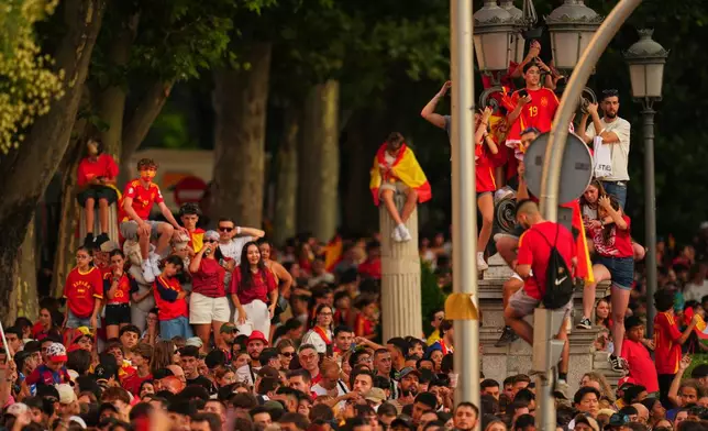 Fans crowd together as they wait for the arrival of players from Spain's national soccer team during celebrations in Madrid on Monday, July 20, 2026, after Spain defeated Argentina in the World Cup final in East Rutherford, N.J., near New York. (AP Photo/Manu Fernandez)
