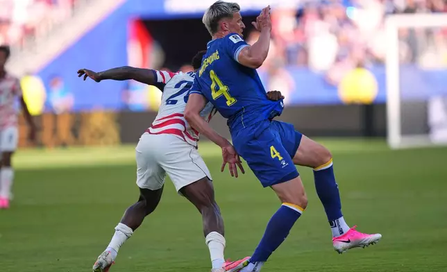 United States' Folarin Balogun (20) puts his foot down on Bosnia's Tarik Muharemovic (4) for which he received a red card during the World Cup round of 32 soccer match between the United States and Bosnia in Santa Clara, Calif., near San Francisco, Wednesday, July 1, 2026. (AP Photo/Martin Meissner)