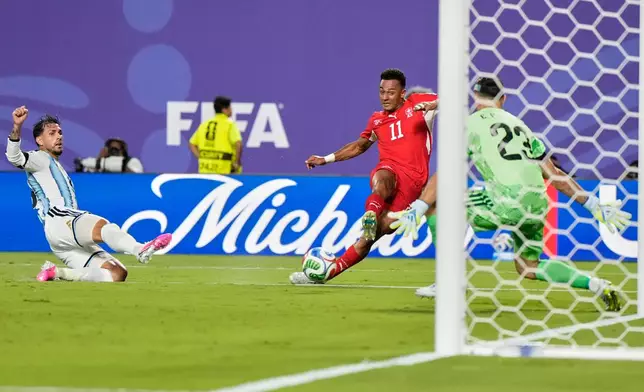 Switzerland's Dan Ndoye (11) scores his team's first goal during the World Cup quarterfinal soccer match between Argentina and Switzerland in Kansas City, Mo., Saturday, July 11, 2026. (AP Photo/Ashley Landis)