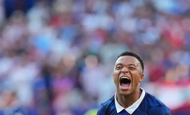 France's Kylian Mbappe (10) celebrates his team's victory at the end of the World Cup round of 16 soccer match between Paraguay and France in Philadelphia, Saturday, July 4, 2026. (AP Photo/Martin Meissner)
