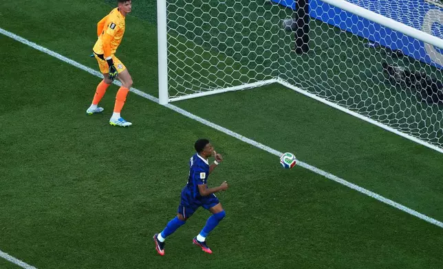 France's Kylian Mbappe, right, celebrates after scoring the opening goal from the penalty spot against Paraguay during the World Cup round of 16 soccer match in Philadelphia, Saturday, July 4, 2026. (AP Photo/Matt Rourke)