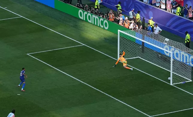 France's Kylian Mbappe scores the opening goal from the penalty spot against Paraguay during the World Cup round of 16 soccer match in Philadelphia, Saturday, July 4, 2026. (AP Photo/Matt Rourke)