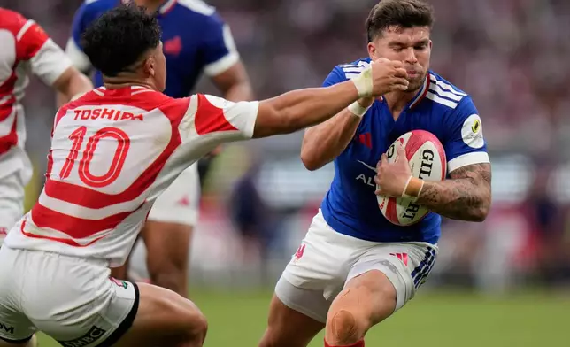 France's Matthieu Jalibert, right, is challenged by Japan's Ryunosuke Ito during a Nations Championship rugby match between Japan and France in Tokyo, Saturday, July 18, 2026. (AP Photo/Shuji Kajiyama)