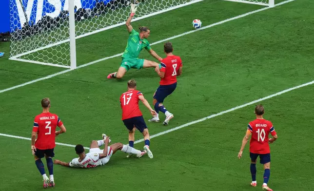 England's Jude Bellingham, second from left, scores against Norway goalkeeper Oerjan Nyland (1) as Kristoffer Ajer (3), Torbjoern Heggem (17), Sander Berge (8) and Martin Oedegaard (10) look on during the World Cup quarterfinal soccer match between Norway and England in Miami Gardens, Fla., Saturday, July 11, 2026. (AP Photo/Marta Lavandier)