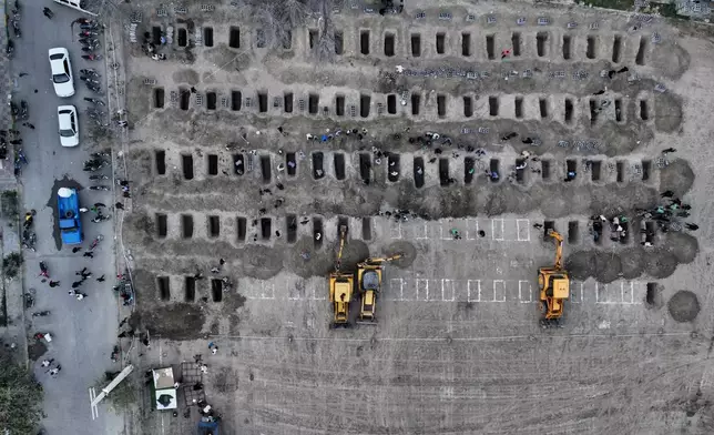 FILE.- This picture, released by the Iranian government's foreign media department and distributed by the AP without changes, shows graves being prepared for the victims, mostly children, of a strike Feb. 28 on a primary school in Minab, Iran, Monday, March 2, 2026. (Iranian Foreign Media Department via AP,File)