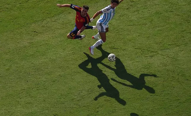 Spain's Aymeric Laporte (14) and Argentina's Giuliano Simeone (17) fight for the ball during the World Cup final soccer match between Spain and Argentina in East Rutherford, N.J., near New York, Sunday, July 19, 2026. (AP Photo/Matt Rourke)