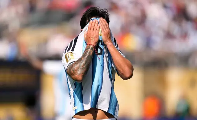 Argentina's Lisandro Martinez reacts when leaving the pitch after getting injured during the World Cup final soccer match between Spain and Argentina in East Rutherford, N.J., near New York, Sunday, July 19, 2026. (AP Photo/Ashley Landis)