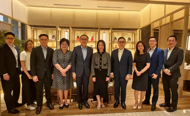 The Secretary for Financial Services and the Treasury, Mr Christopher Hui, attended a dinner meeting with the Chief Executive Officer of UOB Malaysia, Ms Ng Wei Wei, today (July 22) during his visit to Kuala Lumpur, Malaysia. He updated her on the thriving environment of Hong Kong's banking sector as well as the Government's comprehensive suite of initiatives to promote green finance. Photo shows Mr Hui (fifth left) and the Director of the Hong Kong Economic and Trade Office in Kuala Lumpur, Mr Owin Fung (fourth right), with Ms Ng (fifth right), senior management of UOB Malaysia and the Director of Malaysia of the Hong Kong Trade Development Council, Ms Hoh Jee Eng (fourth left), at the dinner. Source: HKSAR Government Press Releases