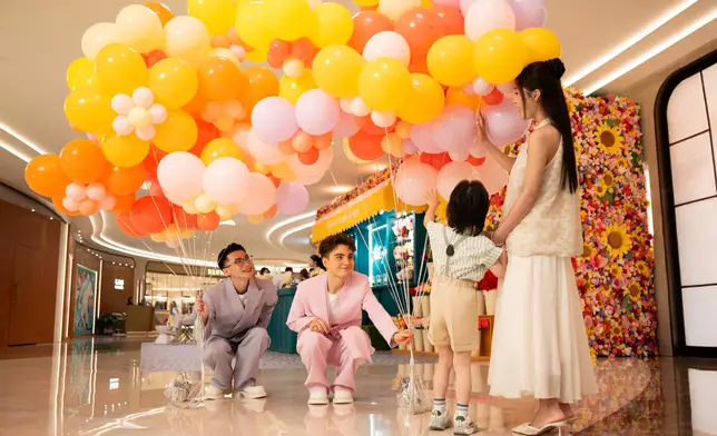 Shop, indulge, and be rewarded at Galaxy Promenade at Galaxy Macau—redeem elegant plush floral bouquets and curated summer beverages with same-day spending, and take memorable images with charming ambassadors holding oversized balloon flowers - elevate your shopping experience with exclusive seasonal gifts.
