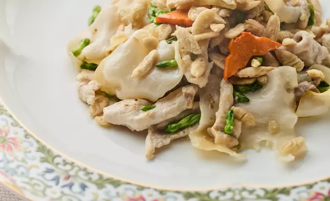 Lightly oil-blanched conch and partridge are swiftly stir-fried with fragrant floral notes, bringing together aromatic seafood sweetness and rich wok-hei technique.