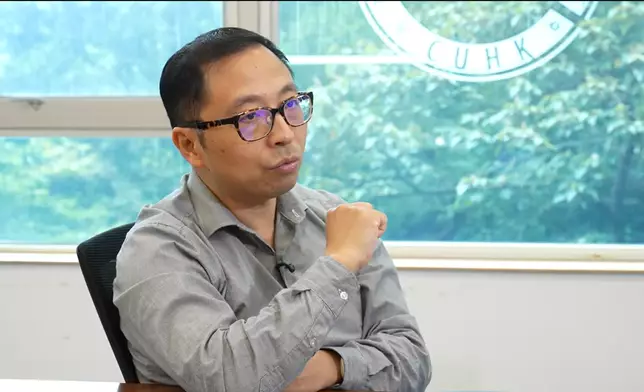 Zhang Li points out that the "Slime" robot's autonomy is between Level 1 and Level 2, meaning the robot can perform simple route planning and follow the path to its destination. Photo by Bastille Post