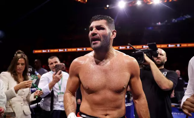 Boxer Filip Hrgovic celebrates defeating Moses Itauma in their vacant IBF world heavyweight title, Saturday, Aug. 29, 2026, in London. (Steven Paston/PA via AP)